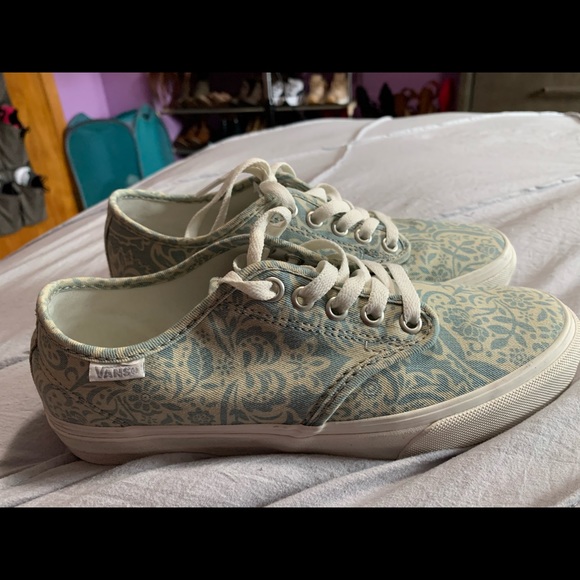 VANS - Picture 2 of 2